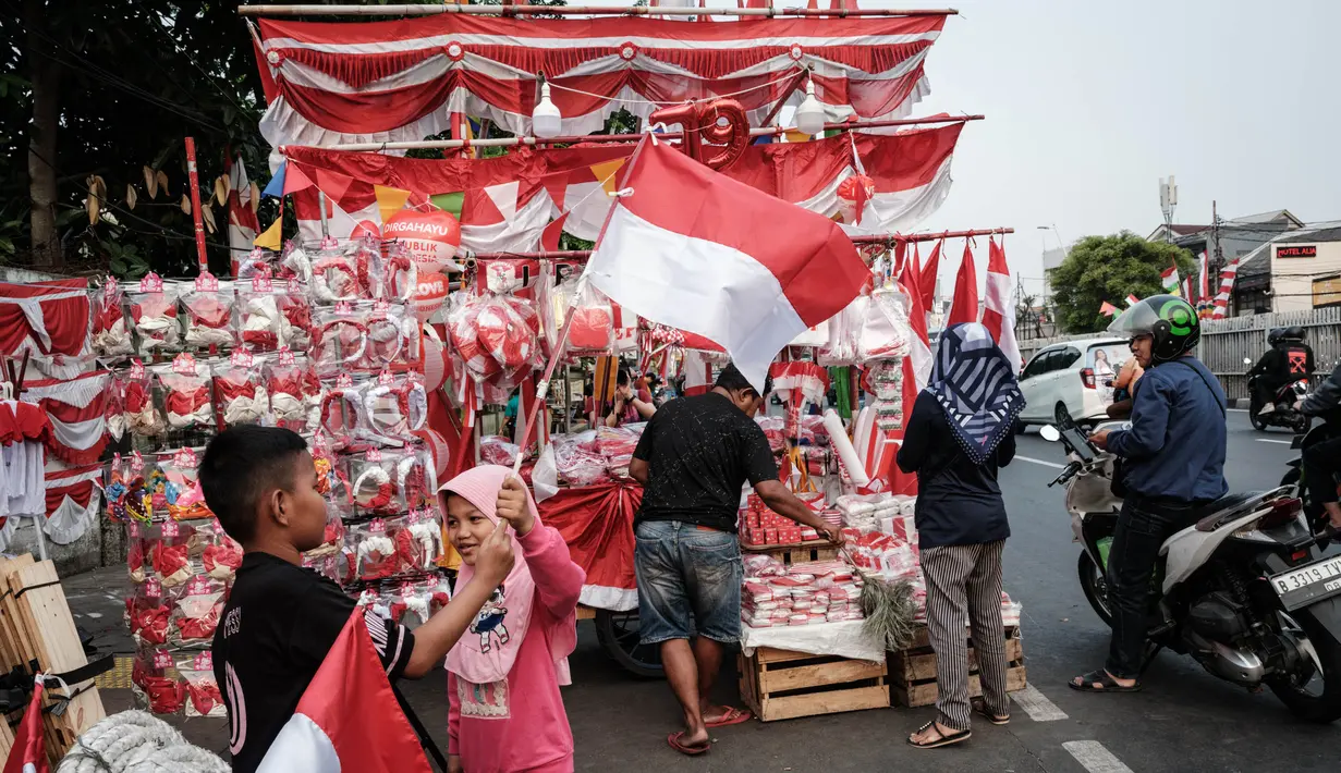 Sepekan jelang peringatan Hari Kemerdekaan Republik Indonesia ke-79, penjualan pernak-pernik mulai ramai diserbu pembeli. (Yasuyoshi CHIBA/AFP)