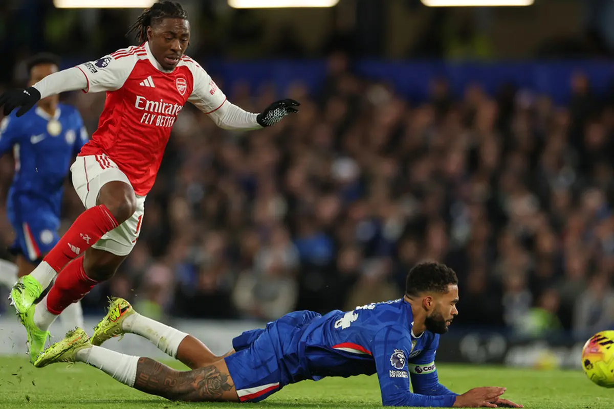 Eberechi Eze (Arsenal), kiri, berebut bola dengan Reece James (Chelsea)