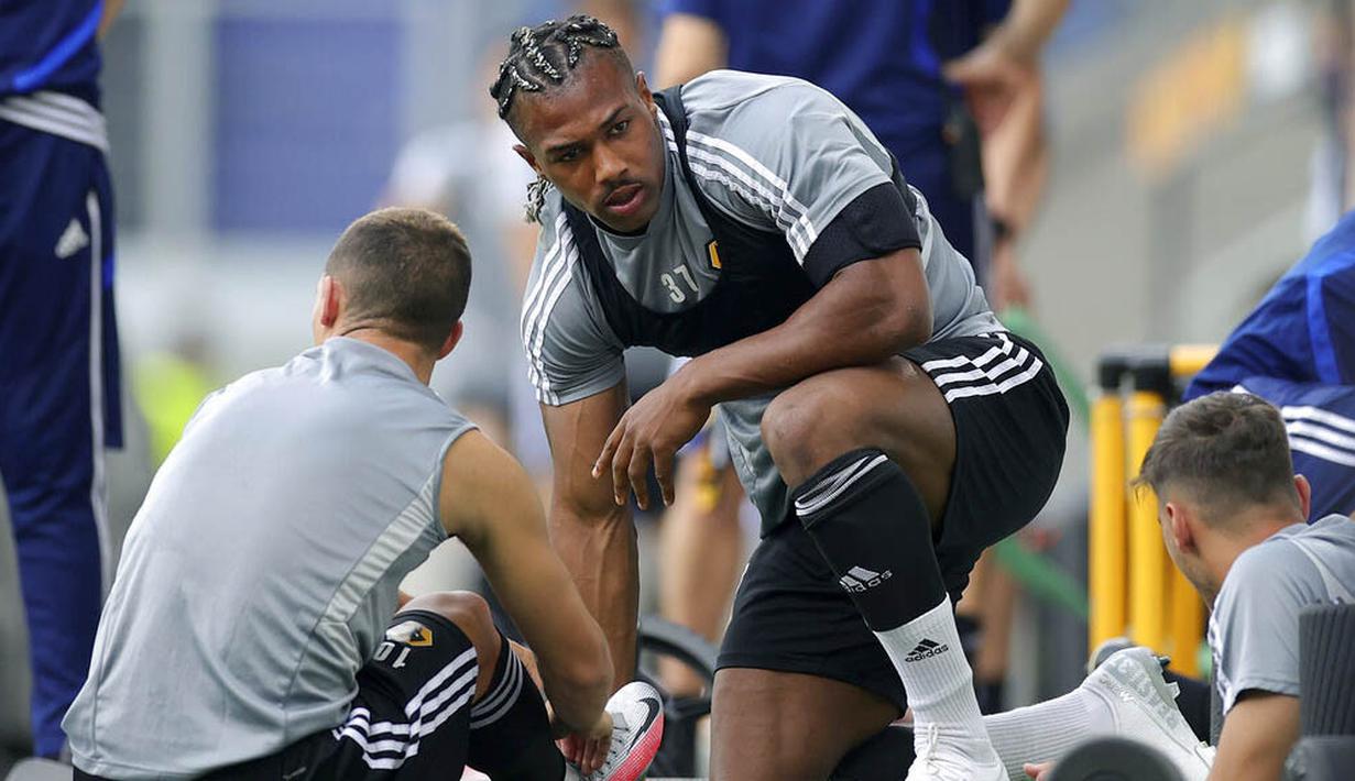 Pemain Wolverhampton Wanderers, Adama Traore, saat latihan jelang laga  perempat final Liga Europa di Duisburg, Jerman, Senin (10/8/2020). Wolverhampton akan berhadapan dengan Sevillla. (Friedeman Vogel/Pool Photo via AP)
