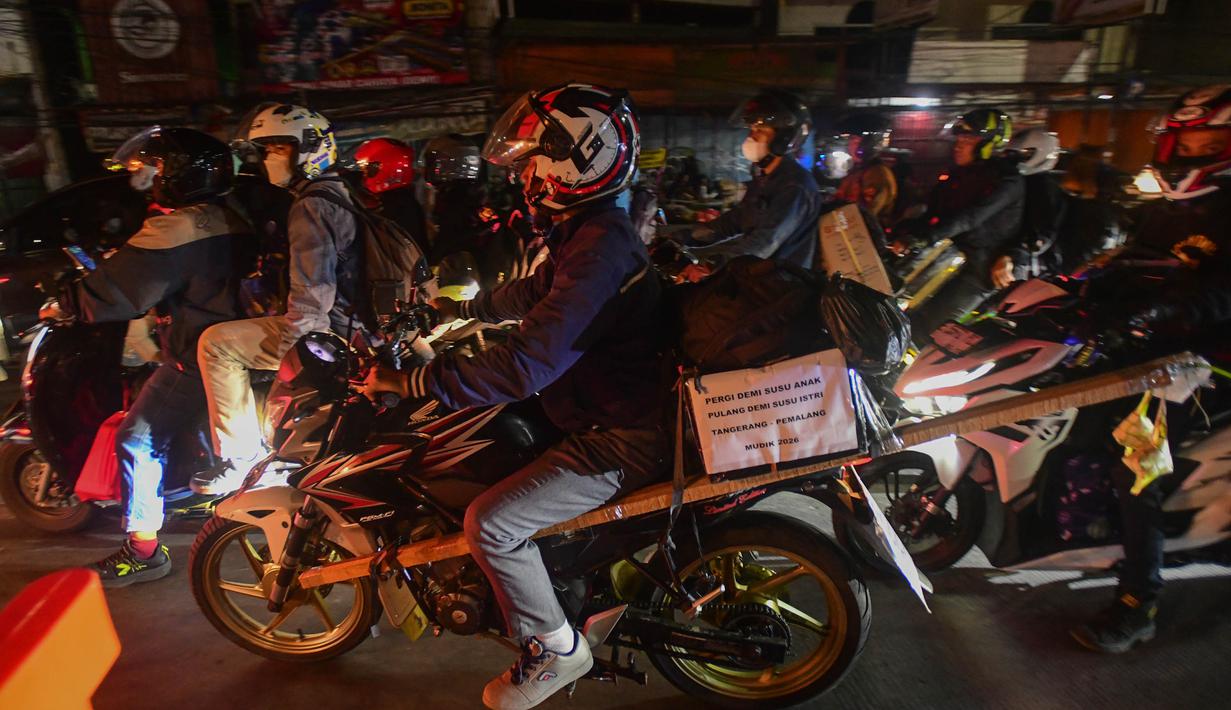Pemudik bermotor memilih berkendara pada malam hingga dini hari untuk menghindari panas matahari serta potensi kepadatan lalu lintas. Tampak dalam foto, pengendara kendaraan bermotor melintas di Jalan Raya Cikarang, Bekasi, Jawa Barat, Rabu (18/3/2026). (merdeka.com/Arie Basuki)