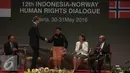 Menteri Luar Negri Norwegia, Broge Brende bersalaman dengan Menlu RI Retno Marsudi saat membuka Dialog HAM antara RI dan Norwegia di Kementerian Luar Negeri, Jakarta, Senin (30/5). (Liputan6.com/Faizal Fanani)