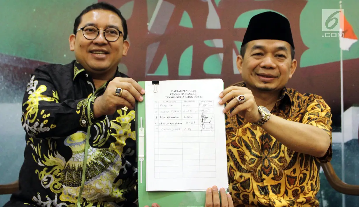 Wakil Ketua DPR dari Fraksi Gerindra Fadli Zon dan Ketua Fraksi PKS DPR Jazuli Juwaini menunjukkan daftar pengusul Pansus Hak Angket Tenaga Kerja Asing saat konferensi pers, Jakarta, Senin (30/4). (Liputan6.com/Johan Tallo)
