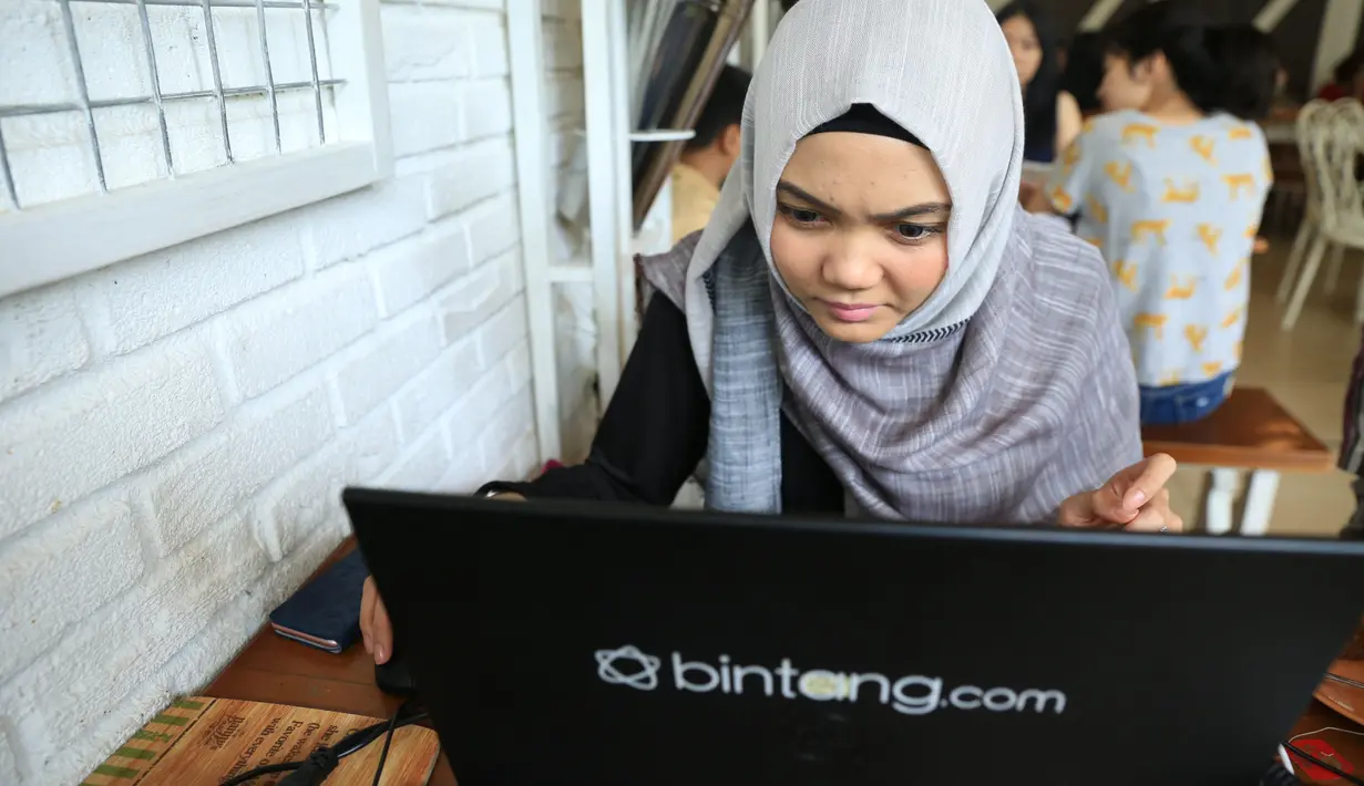 Rina juga beberapa kali terlihat bingung dengan banyaknya pertanyaan yang masuk dan minta segera dijawab. "Kebanyakan pada minta balas dong. Mau balas apa ya," imbuhnya. (Adrian Putra/Bintang.com)