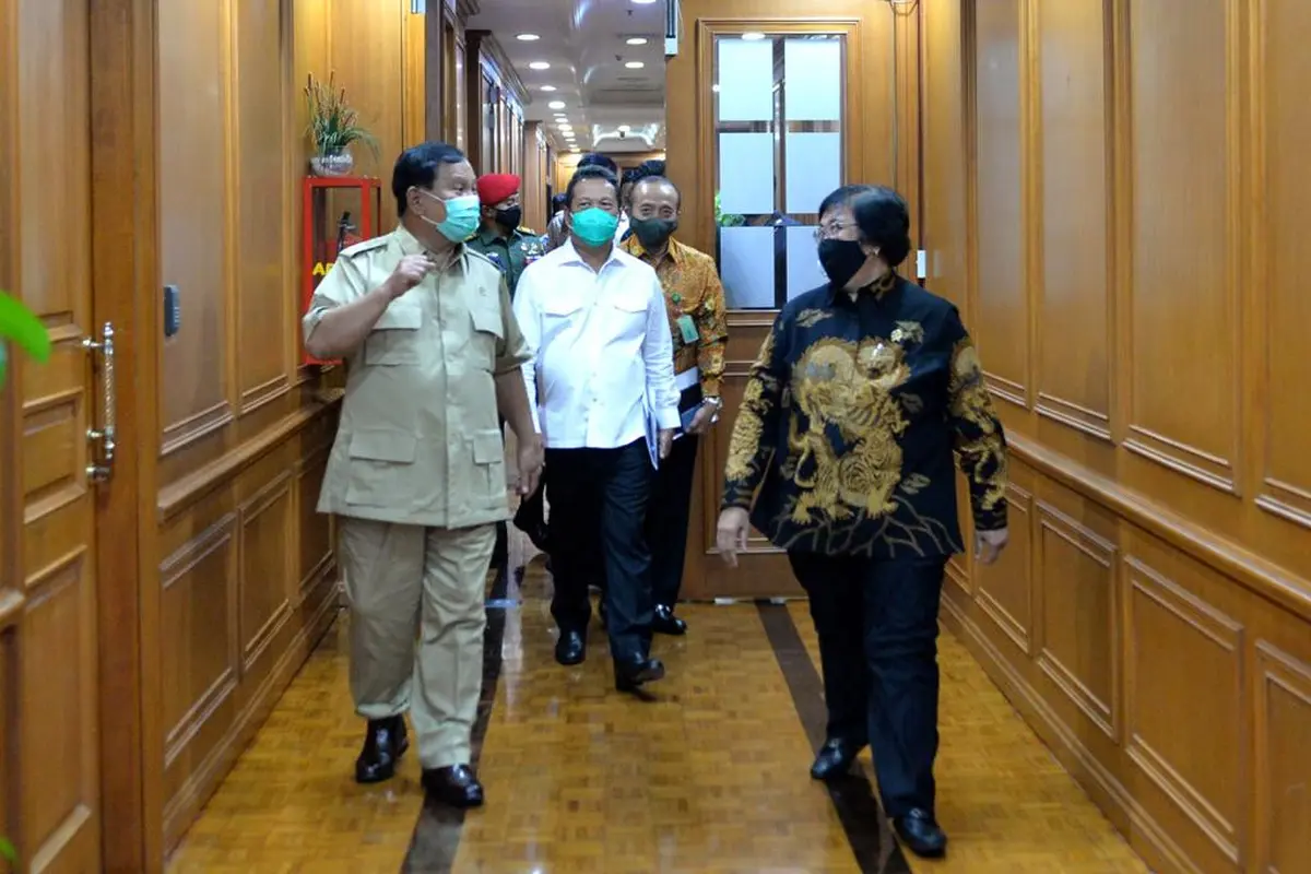 Menhan Prabowo Subianto didampingi Wamenhan Sakti Wahyu Trenggono bertemu dengan Menteri LHK Siti Nurbaya Bakar.