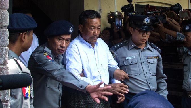 Tersangka pembunuhan pengacara muslim Myanmar Ko Ni, Kyi Lin usai menjalani sidang putusan pengadilan di Yangon (15/2). Ko Ni terbunuh pada 29 Januari 2017. (AFP Photo/Myo Kyaw Soe)