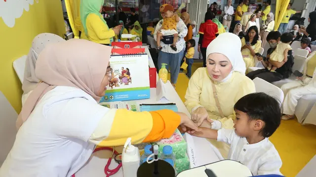 Kesha turut memeriksakan kulit buah hatinya.