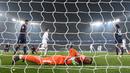 Kiper PSG, Alphonse Areola, tertunduk usai dibobol gelandang Real Madrid, Casemiro, pada laga Liga Champions di Stadion Parc des Princes, Paris, Selasa (6/3/2018). Madrid berhasil lolos ke delapan besar. (AFP/Franck Fife)