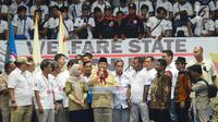 Ketum Partai Gerindra Prabowo Subianto dan ribuan buruh saat peringatan May Day Nasional di Gedung Istora Senayan, Jakarta, Selasa (1/5). Prabowo akan menandatangani kontrak politik dengan buruh terkait sepuluh tuntutan rakyat. (Merdeka.com/Imam Buhori)