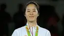 Oh Hye-Ri saat berada di podium Olimpiade 2016 di Carioca Arena 3, Rio de Janeiro, Brazil, (19/8). Oh Hye-Ri mengalahkan jagoan nomor satu di cabang taekwondo, Haby Niare, dari Prancis, 13-12. (REUTERS/Issei Kato)