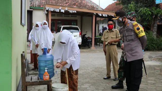 Seorang santri sedang mencuci tangan di Pondok Pesantren Nurul Hidayah, Kebumen. (Foto: Liputan6.com/Humas Polres Kebumen)