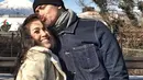 Aktor Tora Sudiro berpose saat berfoto bersama istrinya, Mieke Amalia saat liburan bersama keluarga di Jepang. (instagram.com/mieke_amalia)