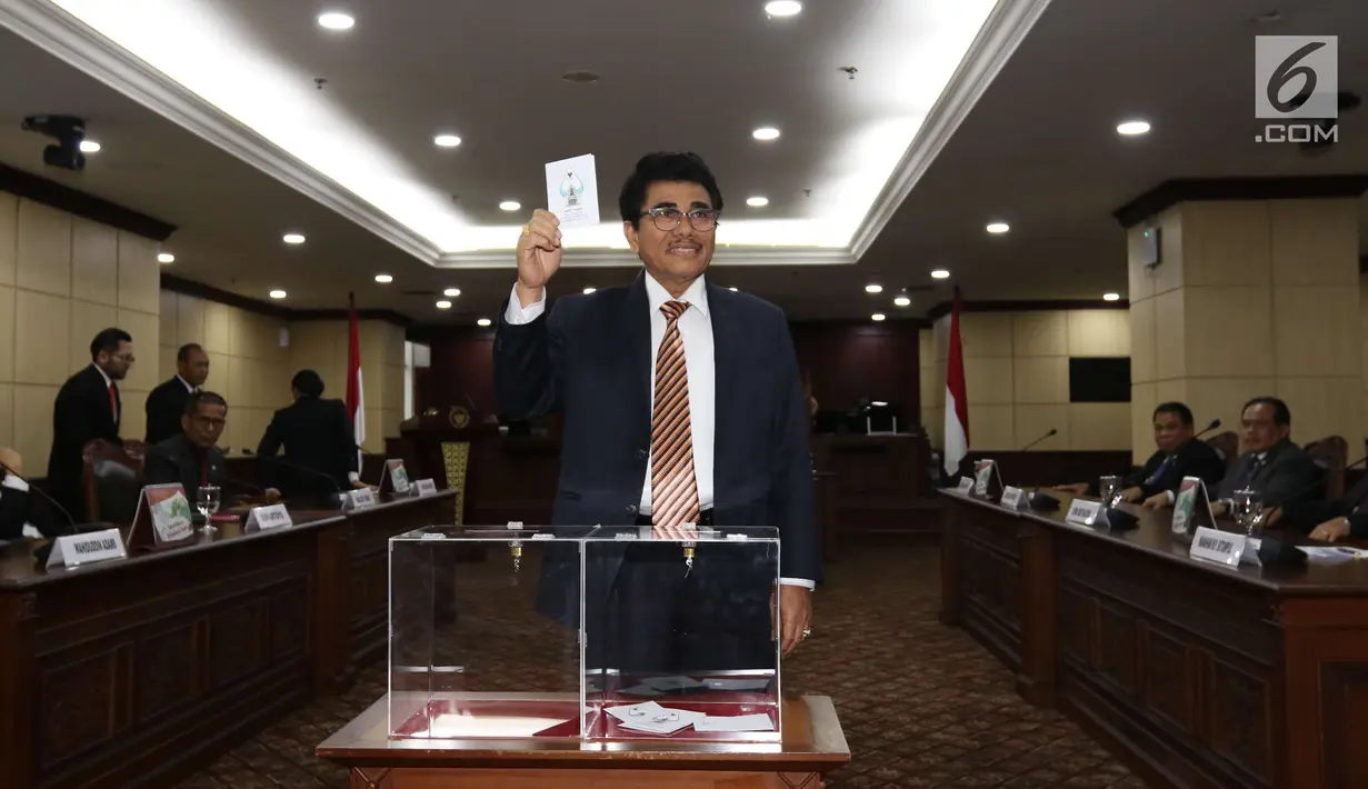 Hakim Konstitusi menunjukkan surat suara saat pemilihan Ketua Mahkamah Konstitusi (MK) di Jakarta, Senin (2/3). Anwar Usman terpilih sebagai Ketua MK menggantikan Arief Hidayat. (Liputan6.com/Angga Yuniar)