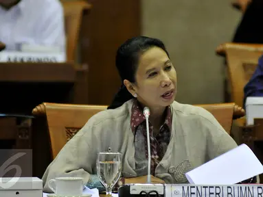 Menteri BUMN, Rini Soemarno mengikuti rapat kerja dengan Komisi VI DPR di Kompleks Parlemen, Jakarta, Kamis (1/10/2015). Rapat membahas usulan Penyertaan Modal Negara (PMN) pada RAPBN 2016 dan Usulan Dividen TA 2016. (Liputan6.com/Johan Tallo)