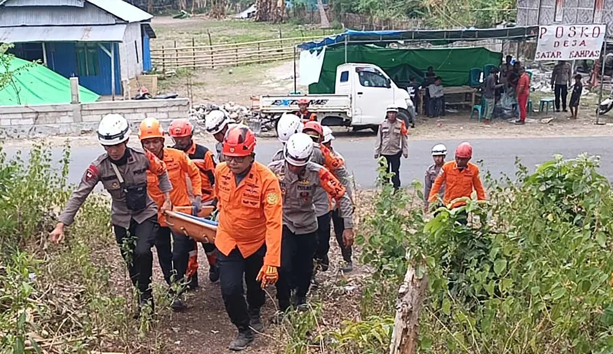 Tim SAR Gabungan mengevakuasi penduduk rentan pascagempa bumi di Kabupaten Manggarai Timur, Nusa Tenggara Timur, Kamis, 20 Agustus 2026. (Basarnas)
