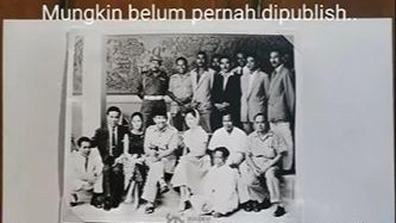 "Dewi, let us look at this picture if, God willing, we are already very old. It shows how happy me with you" (Dewi, coba kita lihat foto ini jika, insya Allah, kita sudah sangat tua, itu menunjukkan betapa bahagianya aku bersamamu!)<br>