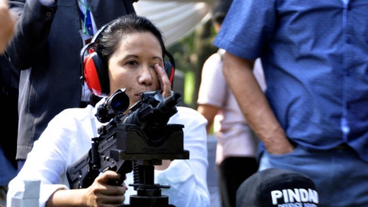 Aksi Menteri Rini Soemarno jajal senjata dan ekskavator PT Pindad