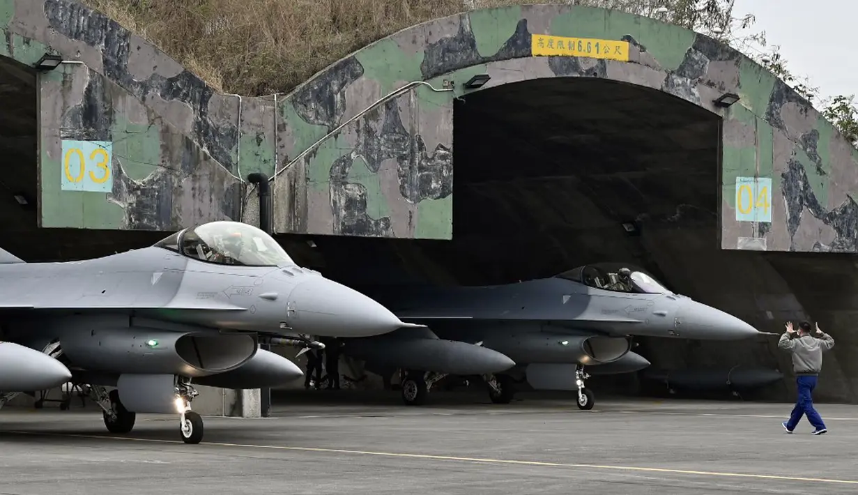 Staf Angkatan Udara Taiwan memandu jet tempur F-16V saat latihan di Chiayi, Taiwan, Rabu (5/1/2022). Pilot Angkatan Udara Taiwan melakukan latihan untuk mensimulasikan intersepsi pesawat China ke zona identifikasi pertahanan udara Taiwan. (Sam Yeh/AFP)