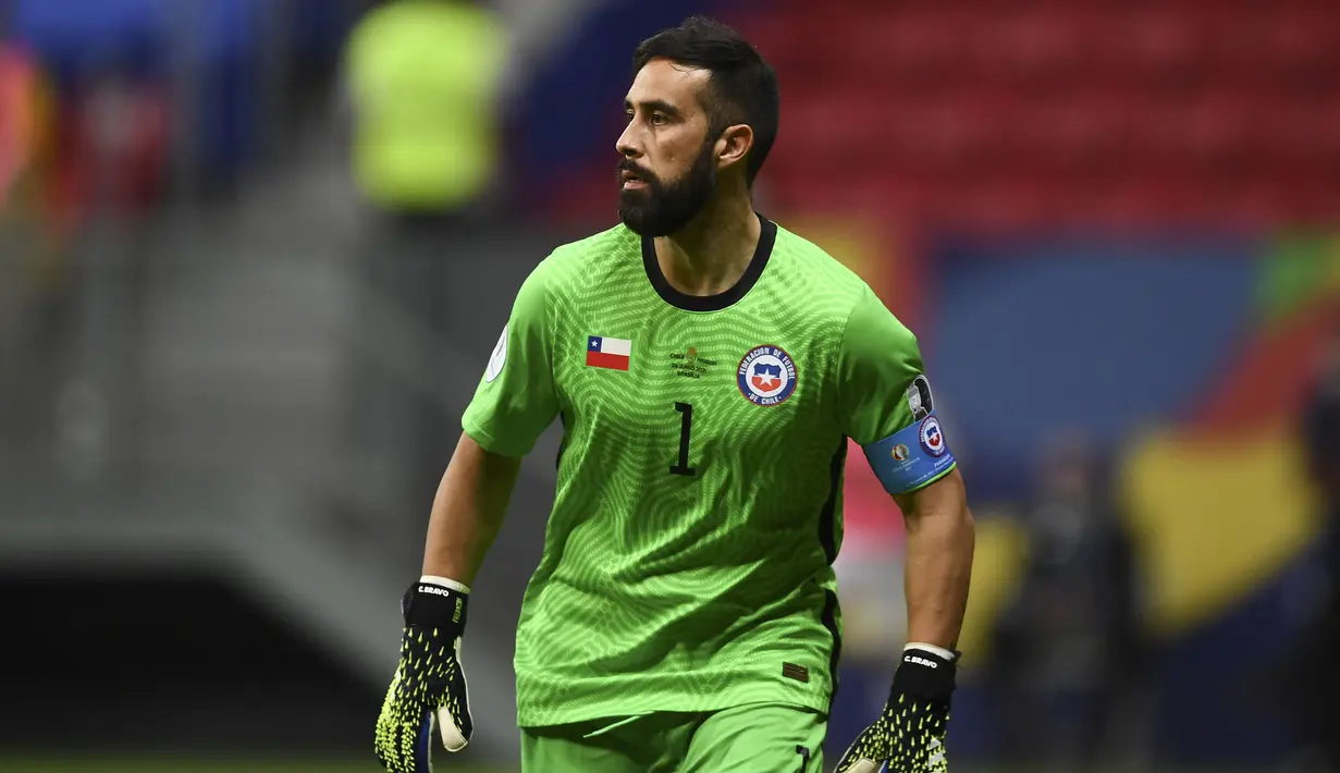 Claudio Bravo adalah pemain tertua yang berlaga di Copa America 2021. Pemain berkebangsaan Chile ini berumur 38 tahun. Sebelum pindah ke Real Betis, ia merupakan kiper Barcelona dan Manchester City. Tak heran jika dirinya masih dipercaya oleh Timnas Chile diusianya saat ini. (Foto: AFP/Evaristo Sa)