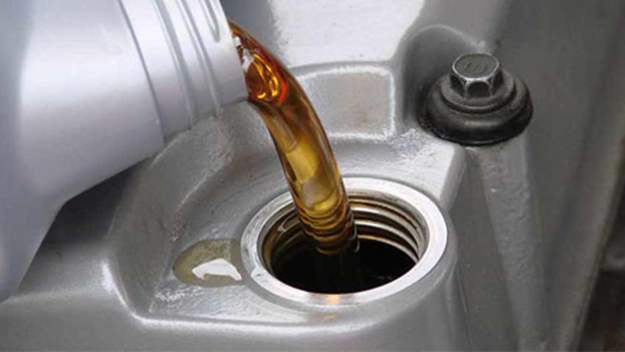Penjelasan soal Pembilasan Oli Mesin Motor itu Penting