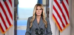 Alasan di balik pemilihan busana abu-abu Melania Trump (MANDEL NGAN / AFP)