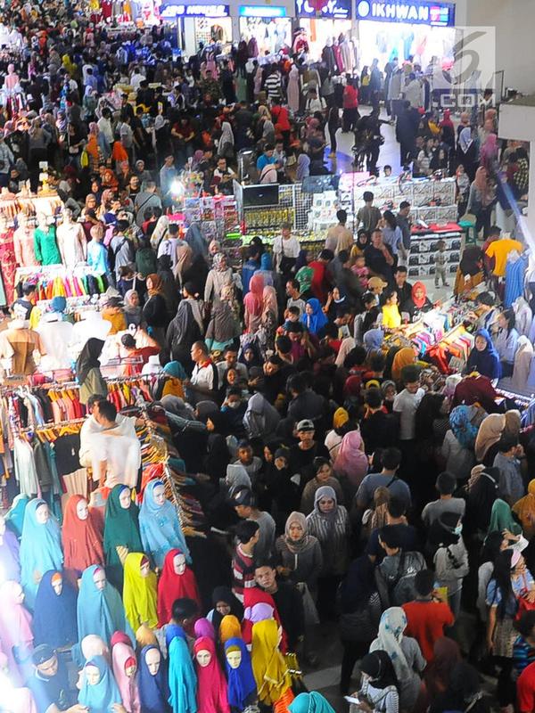 Suasana di pasar Tanah Abang, Jakarta, Minggu (26/5/2019). Jelang lebaran masyarakat mulai memadati pusat perbelanjaan untuk membeli kebutuhan saat Hari Raya Idul Fitri. (Liputan6.com/Angga Yuniar)