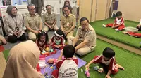 Gubernur Jakarta Pramono Anung berkunjung ke day care yang berada di Balai Kota Jakarta. (Liputan6.com/Muhammad Radityo Priyasmoro).