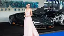 Laura Haddock berpose didepan mobil Lamborghini Centenario saat pemutaran perdana film 'Transformers, The Last Knight' di London (18/6). (Vianney Le Caer/AP Images for Automobili Lamborghini)