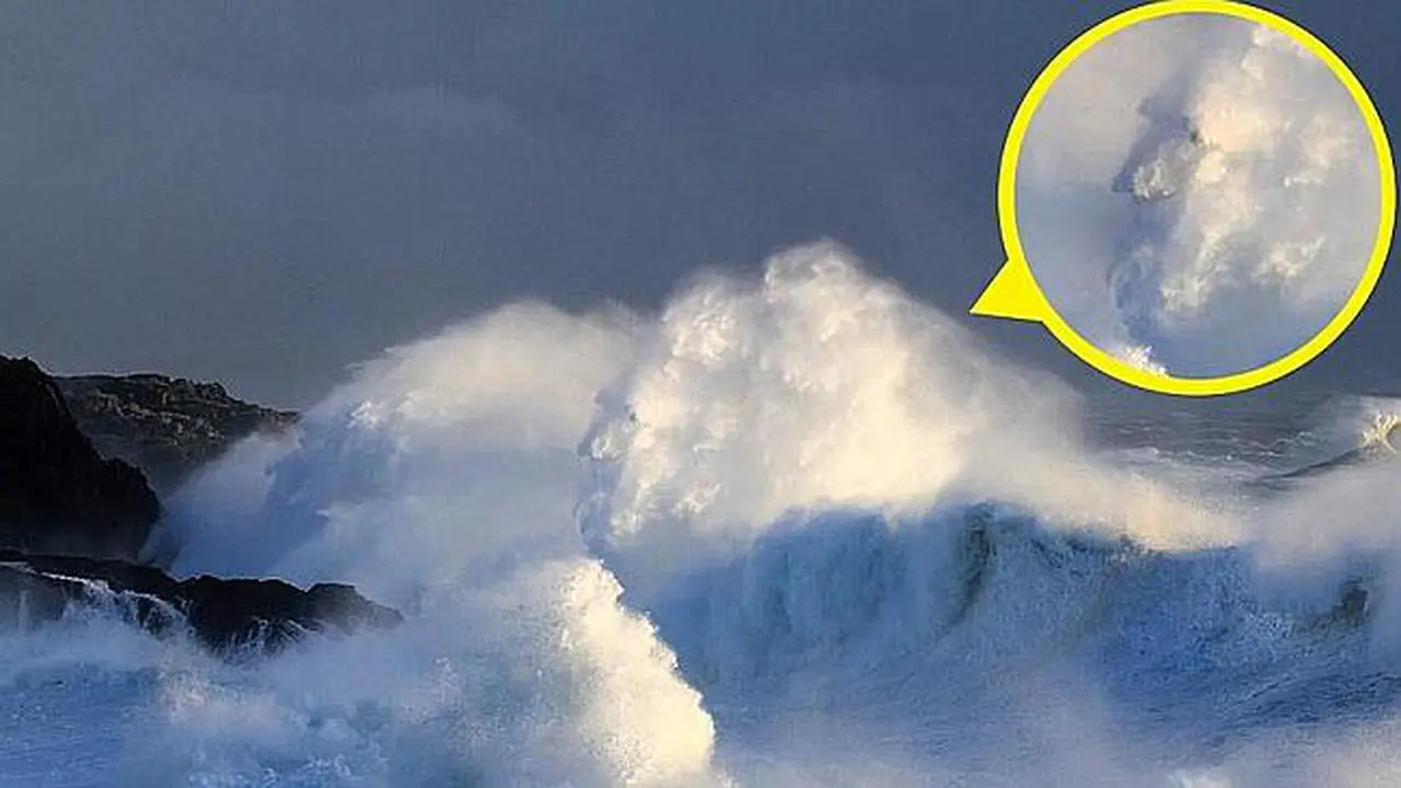 Gulungan ombak yang menyerupai wajah seorang kakek. (News.com.au)