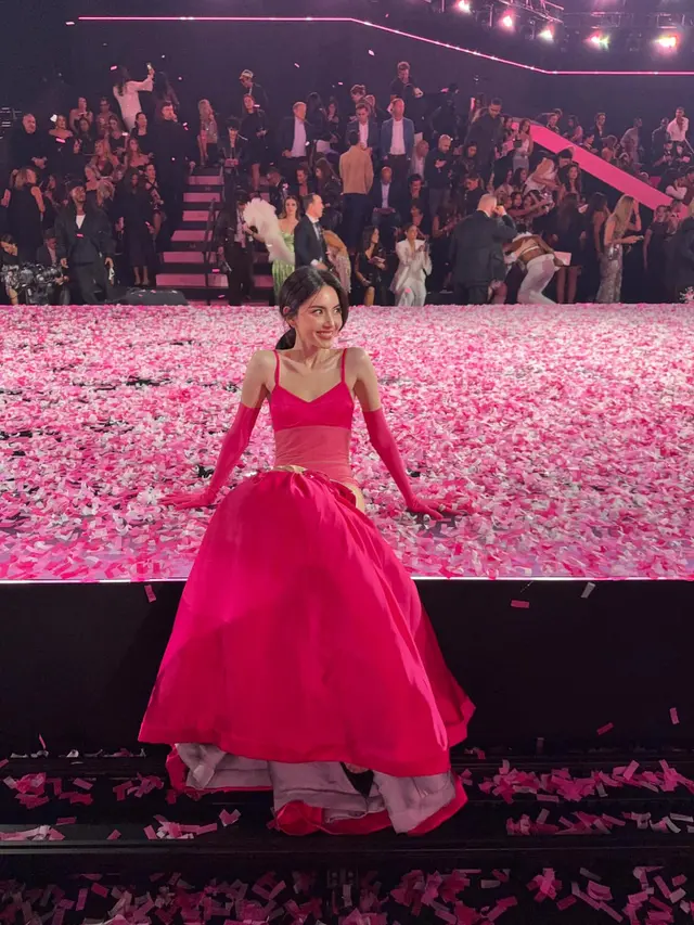 Davika Hoorne Tampil Bak Barbie di Victoria’s Secret Fashion Show 2025 dengan Bodysuit Pink dan Rok Mermaid