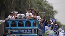 Pemain Persib diatas Bus Bandung Tour on Bus (Bandros) dalam Pawai Persib Juara Piala Presiden saat start dari Kota Baru Parahyangan, Bandung, Minggu (25/10/2015). (Bola.com/Nick Hanoatubun)