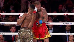 Anthony Joshua membuat Jake Paul tak berdaya (AFP)