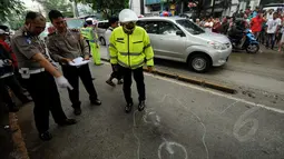 Beberapa anggota polisi menggelar olah TKP di lokasi kedua terjadinya kecelakaan maut di ruas Jalan Sultan Iskandar Muda, Pondok Indah, Jakarta, Kamis (22/1/2015). (Liputan6.com/Helmi Fithriansyah)