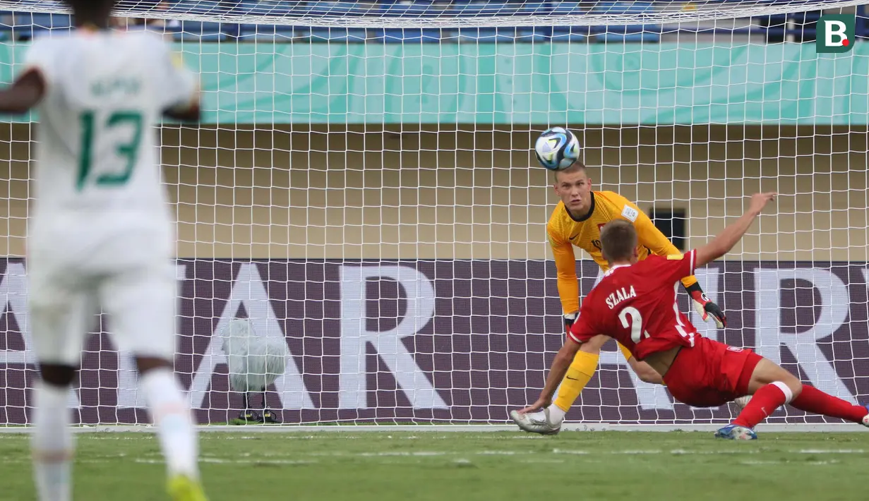 <p>Pemain Timnas Polandia U-17, Dominik Szala (kanan) saat melakukan gol bunuh diri yang membuat Polandia tertinggal 0-2 dari Timnas Senegal U-17 pada laga kedua Grup D Piala Dunia U-17 2023 di Stadion Si Jalak Harupat, Kabupaten Bandung, Selasa (14/11/2023). (Bola.com/Ikhwan Yanuar)</p>
