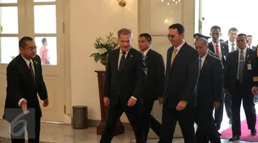 Gubernur DKI Basuki Tjahaja Purnama menerima kunjungan Presiden Finlandia Sauli Vainamo Niinisto (tengah) di Balai Kota DKI Jakarta, Rabu (4/11). Keduanya melakukan diskusi tertutup dalam rangka membahas peluang kerjasama. (Liputan6.com/Faizal Fanani)