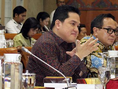 Menteri BUMN, Erick Thohir (kiri) bersama Wakil Menteri BUMN Kartika Wirjoatmodjo mengikuti rapat dengan Komisi VI DPR di kompleks Parlemen, Jakarta, Senin (2/12/2019). Rapat membahas Penyertaan Modal Negara (PMN) pada Badan Usaha Milik Negera tahun anggaran 2019 dan 2020. (Liputan6.com/Johan Tallo)