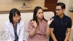 Pasangan orangtua baru, Nycta Gina dan Rizky Kinos didampingi dokter, menggelar jumpa wartawan di Rumah Sakit Omni, Jakarta, Rabu (4/5). Sebagai ibu baru, penuh haru Nycta menceritakan proses persalinannya secara sesar. (Liputan6.com/Herman Zakharia)
