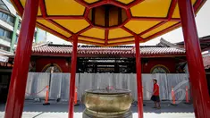 Wihara Dharma Bhakti ditutupi dengan seng setelah terbakar beberapa waktu lalu, Jakarta, Rabu (6/5/2015). Gubernur DKI Jakarta Basuki Tjahaja Purnama meminta para pengusaha untuk membantu pembangunan Wihara Dharma Bhakti. (Liputan6.com/Faizal Fanani) 