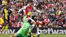 Pemain Arsenal, Kai Harvertz, berusaha melewati kiper Bournemouth, Mark Travers, pada laga pekan ke-36 Premier League 2023/2024 di Stadion Emirates, Sabtu (4/5/2024). (AP Photo/Frank Augstein)
