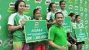 Legenda Bulutangkis Indonesia, Rexy Mainaky berpose dengan juara ganda putri MILO School Competition 2015, Jakarta, Sabtu (28/11/2015). (Liputan6.com/Yoppy Renato)