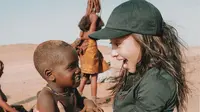 Nikita Willy menggendong anak suku Himba di Namibia, seperti adiknya sendiri (Dok.Instagram/@nikitawillyofficial94/https://www.instagram.com/p/B2ipuVbnIrC/Komarudin)