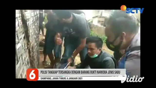 Dalam rangka memerangi narkoba, Polres Sampang, Jawa Timur, menggerebek rumah terduga bandar narkoba. Tersangka SM, ditangkap di halaman rumah, saat hendak mengantarkan paket sabu di baju tersangka.