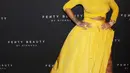 Rihanna berpose untuk fotografer setibanya pada peluncuran Fenty Beauty by Rihanna di Duggal Greenhouse, New York, Kamis (7/9). Penyanyi itu menggunakan high heels gladiator warna emas untuk menambah kesan modis. (Victor Malafronte/STAR MAX/IPx/AP Images)