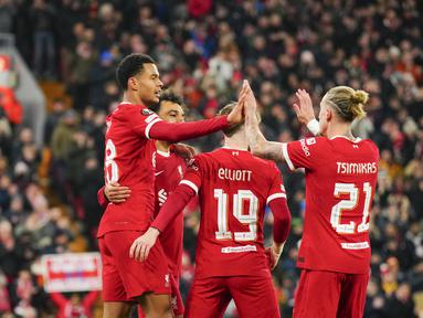 Penyerang Liverpool Cody Gakpo (kiri) diberi selamat usai mencetak gol kedua timnya ke gawang LASK pada duel matchday 5 Grup E Liga Europa 2023/2024 di Anfield, Jumat (1/12/2023) dini hari WIB. (AP Photo/Jon Super)