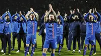 Kapten Islandia, Aron Gunnarsson, bersama rekan- rekan nya melakukan selebrasi usai memastikan negaranya lolos Piala Dunia 2018 di Stadion Laugardalsvöllur, Senin (9/10/2017). Islandia menang 2-0 atas Kosovo. (AP/Brynjar Gunnarsson)