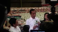 Presiden Jokowi memamerkan beras dan gula murah untuk warga tak mampu.