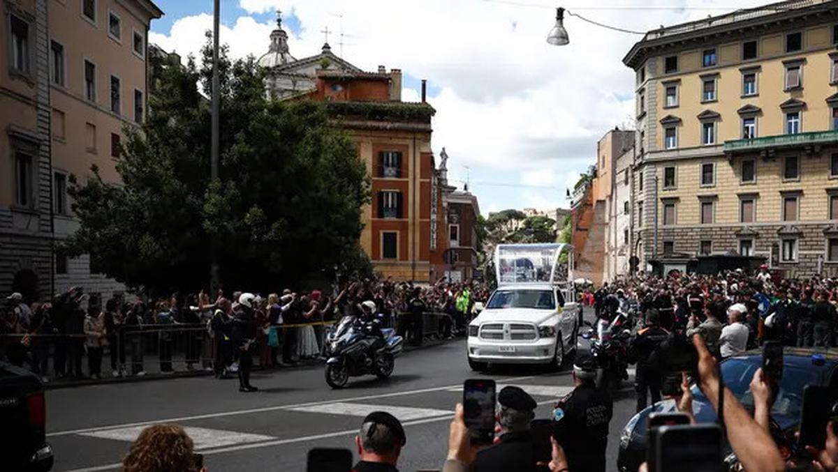 Potret Iring-iringan Jenazah Paus Fransiskus Menuju Basilika Santa Maria Maggiore