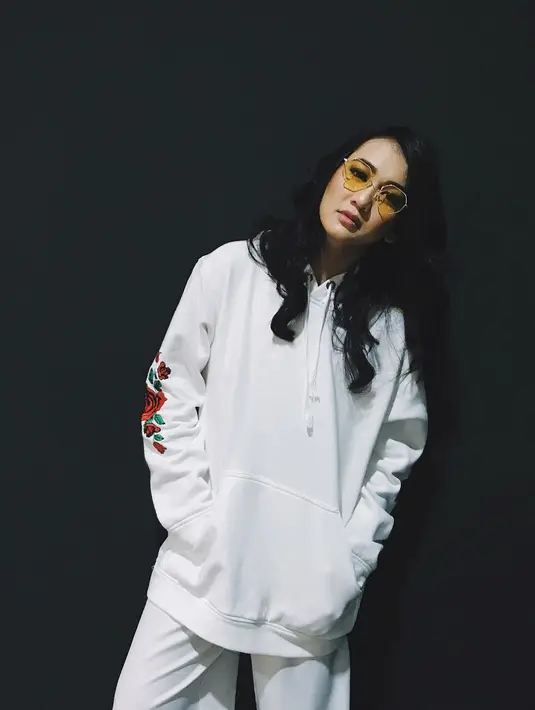 Selain soal harapannya terkait kembalinya kamera ratusan juta rupiah tersebut, Dea yang ditanya soal persiapan hadir di persidangan kemarin juga mengaku tak memiliki persiapan apapun. (Instagram/deaaannisa)