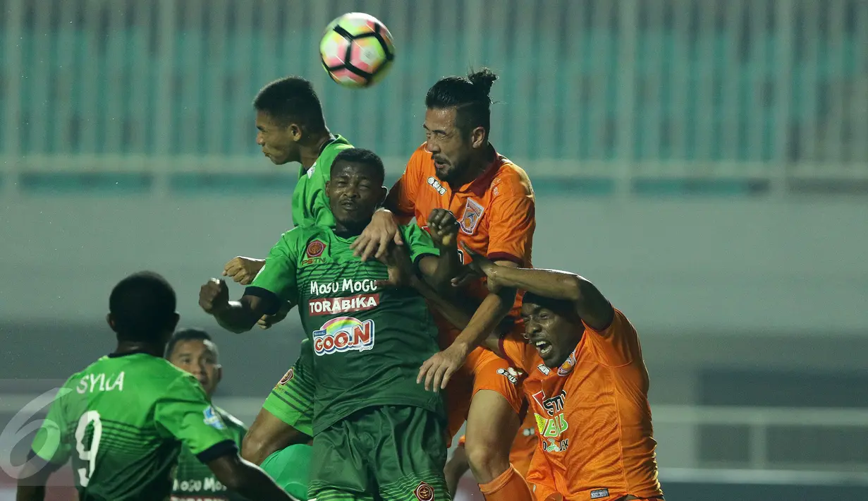 Bek Borneo FC, Yamashita Kunihiro (kanan atas) berebut bola atas dengan pemain PS TNI dalam laga lanjutan Liga 1 di Stadion Pakansari, Kab Bogor, Senin (17/4). Laga PS TNI melawan Borneo FC berakhir imbang 2-2. (Liputan6.com/Helmi Fithriansyah)