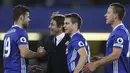 Pelatih Chelsea, Antonio Conte memberikan ucapan selamat kepada anak asuhnya setelah menang atas Middlesbrough pada lanjutan Premier League di Stamford Bridge, London, (8/5/2017). Chelsea menang 3-0. (AP/Alastair Grant)