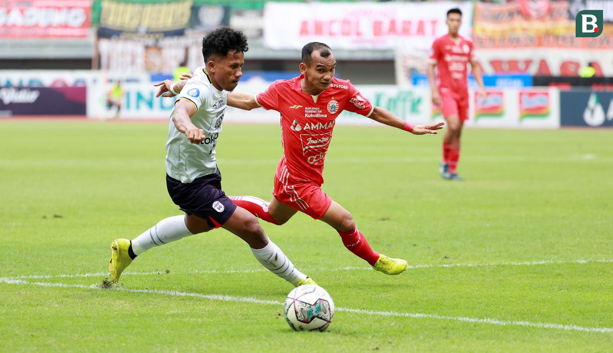 Pemain Persija Jakarta, Riko Simanjuntak (kanan) berebut bola dengan pemain Rans Nusantara FC, Saddam Hi Tenang pada laga BRI Liga 1 di Stadion Patriot Candrabhaga, Bekasi, Jumat (3/2/2023). Macan Kemayoran menang dengan skor 3-1. (Bola.com/M Iqbal Ichsan)